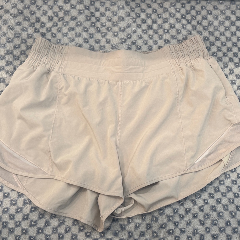 Lululemon Hotty Hot Cream High Rise 2.5 Shorts